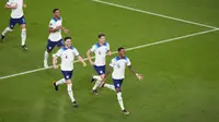 Pemain Inggris, Marcus Rashford (kanan) merayakan gol kedua timnya ke gawang Wales saat matchday ketiga Piala Dunia 2022 di Ahmad Bin Ali Stadium, Rabu (30/11/2022). (AP/Alessandra Tarantino)