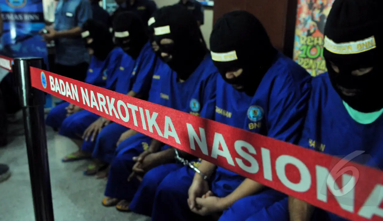 Petugas BNN merilis penangkapan 9 dari 10 orang tahanan yang kabur dari rumah tahanan BNN pada bulan Maret lalu di Jakarta (9/5/2015). Dua orang diantaranya ditangkap di Malaysia. (Liputan6.com/Andrian M Tunay) 