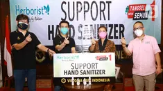 Business Development Director PT Victoria Care Indonesia Wieok Susanto, Chief Operating Officer Sumardi Widjaja, Rahayu Saraswati dan penggiat medsos Rudi Valinka saat aksi CSR dengan tema Jaga Kebersihan, Lawan Corona di Tangerang Selatan, Banten, Sabtu (3/10/2020). (Liputan6.com/HO/Bon)
