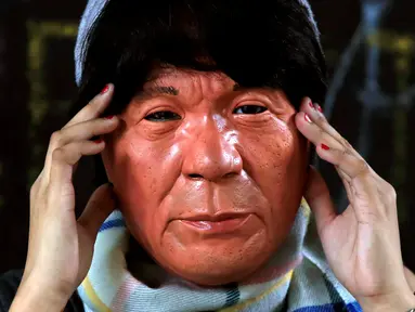 Mahasiswa memakai topeng Halloween Presiden Rodrigo Duterte di Universitas Filipina di Quezon, Manila, Filipina (13/10). Duterte saat ini menjadi sosok paling populer di Filipina karena berbagai kontroversinya. (REUTERS/Romeo Ranoco) 