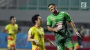 Pemain anyar PS TNI, Redouane Zerzori (kanan) meluapkan kekecewaan saat gagal mencetak gol pada lanjutan Liga 1 Indonesia melawan Bhayangkara FC di Stadion Pakansari, Kab Bogor, Minggu (3/9). PS TNI kalah 0-1. (Liputan6.com/Helmi Fithriansyah)