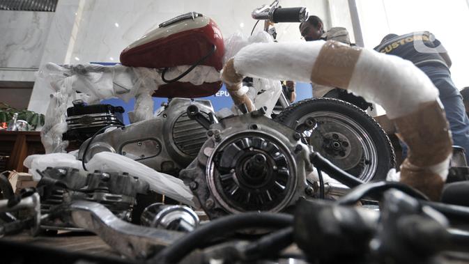 Onderdil motor Harley Davidson yang diselundupkan menggunakan pesawat baru milik Garuda Indonesia saat konferensi pers di Kementerian Keuangan, Jakarta, Kamis (5/12/2019). Harga motor Harley Davidson keluaran tahun 1970-an tersebut mencapai Rp 800 juta per unitnya. (merdeka.com/Iqbal S Nugroho)