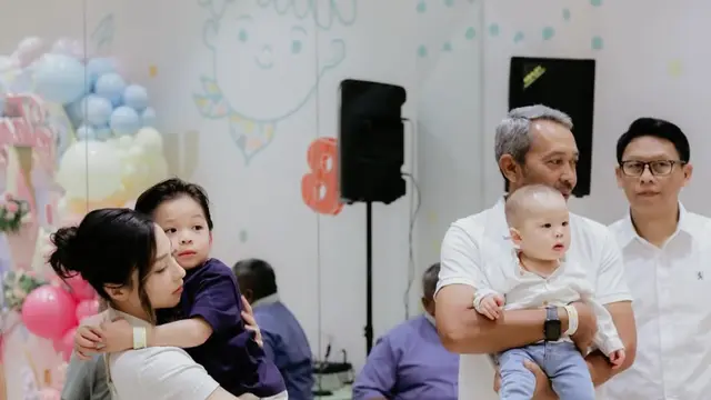 Nikita Willy saat Hadir Ulang Tahun Keponakan pakai baju santai celana denim. [@yorafebrina]