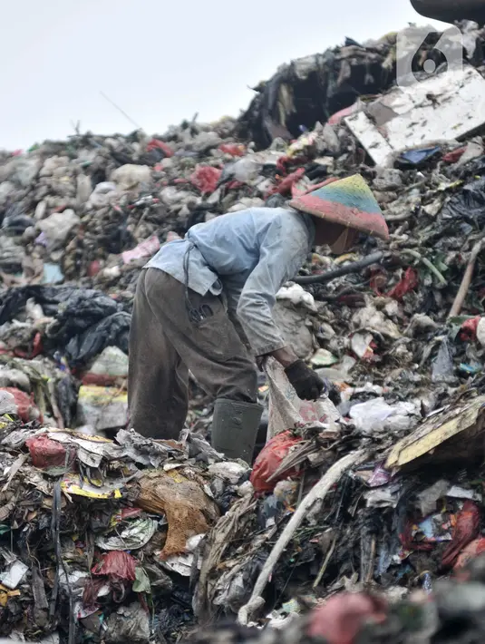 Aktivitas pemulung di Tempat Pembuangan Akhir (TPA) Cipayung, Depok, Jawa Barat, Kamis (9/4/2020). Pemulung di TPA Cipayung mengaku akibat Corona penjualan sampah plastik mengalami penurunan hingga 50 persen. (merdeka.com/Iqbal S. Nugroho)