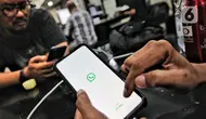 Warga mencoba mengakses aplikasi Whatsapp di Jakarta, Selasa (25/10). Platform pesan instan WhatsApp dilaporkan error, Selasa (25/10/2022) siang. Tak hanya di Indonesia, WhatsApp juga dilaporkan down di sejumlah negara. (Liputan6.com/Angga Yuniar)