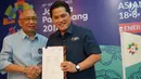 Ketua Inasgoc Erick Thohir dan Chief of Corcom, Social Responsibility & Security PT Astra International Pongki Pamungkas saat penandatanganan kerjasama Astra menjadi Official Prestige Partner Asian Games 2018 di Jakarta, Kamis (4/7). (Liputan6.com/HO/Eko)