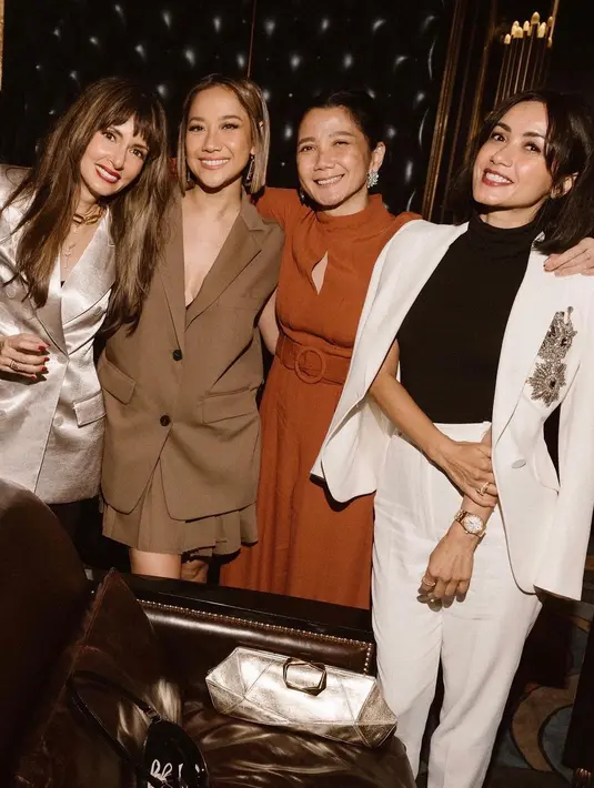 Rok mini plisket dan sleeveless blazer berpotongan loose membuat BCL auto-awet muda (Foto: Instagram @bclsinclair)