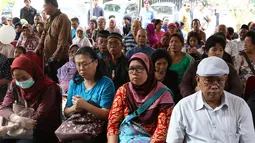 Antusiasme warga dalam mengikuti proses screening untuk operasi katarak yang diadakan oleh Kantor Wilayah Direktorat Jenderal (Ditjen) Pajak Jakarta Barat, Jakarta, Sabtu (28/11/2015). (Liputan6.com/Herman Zakharia)