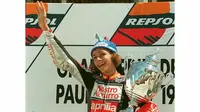 Pada tahun 1997 ketika tampil di kelas 125cc Valentino Rossi berhasil meraih 13 podium dan 11 kemenangan. Torehan ini mengantarkannya sebagai juara dunia kelas 125cc dengan total 321 poin saat itu. (AFP/Georges Gobet)