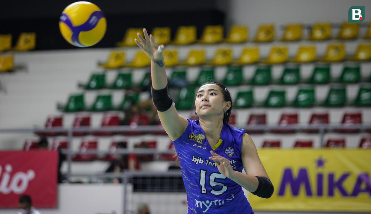 Dara cantik kelahiran Bandung tersebut merupakan pemain yang berposisi sebagai seorang middle blocker. Dengan tingginya yang mencapai 180 cm, Yolla sangat mumpuni dalam hal bertahan. (Bola.com/Bagaskara Lazuardi)