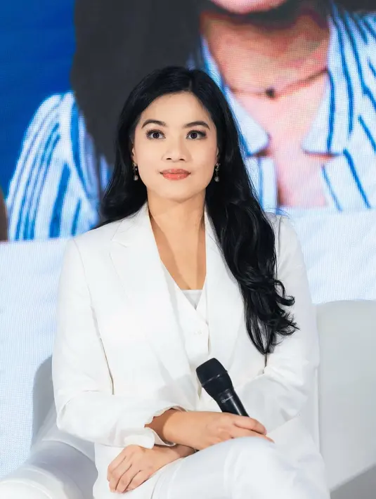 Menjadi yang tertua dengan usia 43 tahun, wajah Titi Kamal nampak tak berubah sama sekali. Justru makin glowing dan flawless dengan makeup minimalis [@titi_kamall]