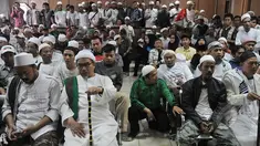 Majelis Hakim Pengadilan Negeri  (PN) Jakarta Pusat menggelar sidang vonis terhadap terdakwa Habib Novel Bamukmin dan Habib Shahabuddin Anggawi, Jakarta, Senin (6/4/2015). Tampak massa FPI memadati ruang sidang. (Liputan6.com/Johan Tallo)