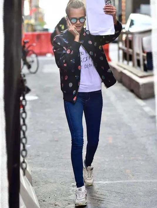 Gaya kasual Cara Delevingne ini bisa kamu tiru. Padukan jaket bomber dengan t-shirt dan skinny jeans. (Instagram/runwaycara).