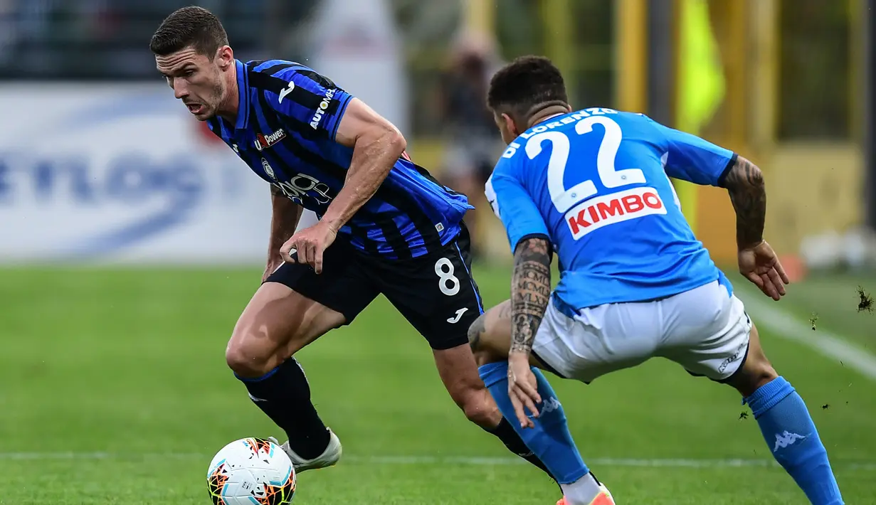 Bek Atalanta, Robin Gosens, berebut bola dengan bek Napoli, Giovanni Di Lorenzo, pada laga lanjutan Serie A pekan ke-29 di Gewiss Stadium, Jumat (3/7/2020) dini hari WIB. Atalanta menang 2-0 atas Napoli. (AFP/Miguel Medina)