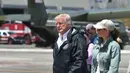 Presiden AS, Donald Trump dan Ibu Negara AS, Melania Trump setibanya di Luis Muñiz Air National Guard Base, Puerto Rico, Selasa (3/10). Dalam kunjungannya, Melania menggunakan sepatu boot kerja untuk digunakan meninjau daerah bencana. (HECTOR RETAMAL/AFP)