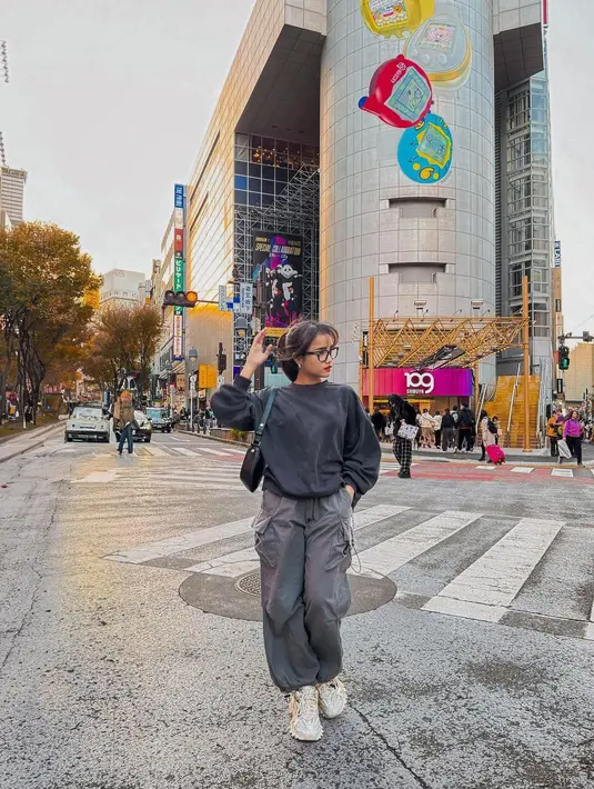 Setia dengan gaya boyishnya, Fuji tampil dengan padu padan sweater, cargo pants, dan sneakers. Penampilannya dilengkapi dengan shoulder bag.  [@fuji_an]
