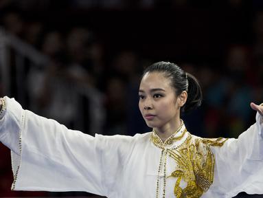 Atlet wushu Indonesia, Lindswell, saat beraksi pada Asian Games di JIExpo, Jakarta, Minggu, (19/8/2018). Sukses mengumpulkan poin tertinggi, atlet cantik ini berpeluang meraih emas dari nomor Taijiquan dan Taijijian. (Bola.com/Vitalis Yogi Trisna)