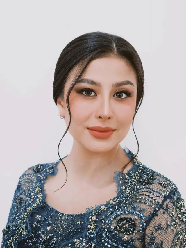 7 Potret Awkarin Tampil Anggun Berkebaya Navy Dampingi Sang Ayah dalam Pelantikan Jabatan Baru (credit: instagram.com/narinkovilda).