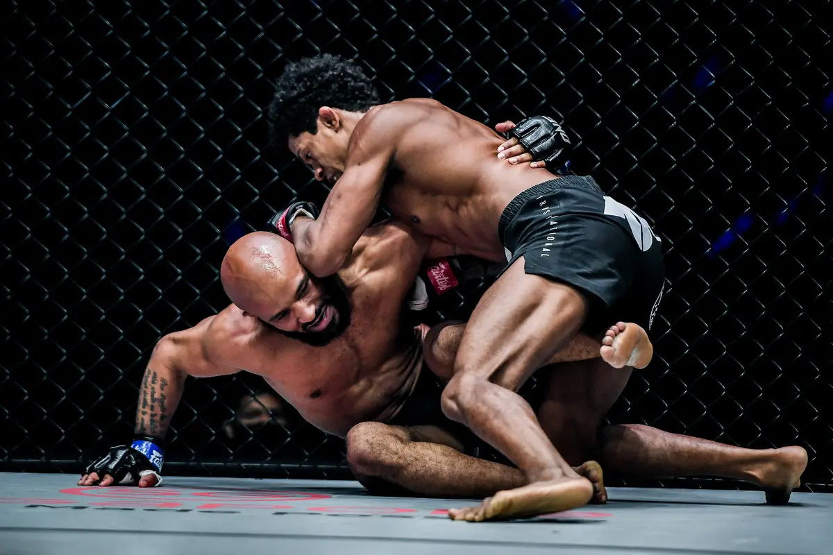 Adriano Moraes Kalahkan Demetrious Johnson