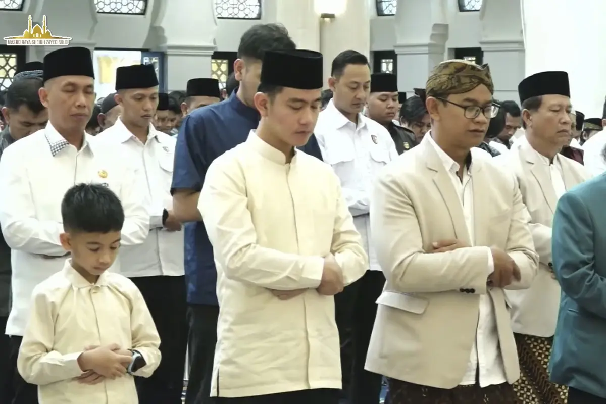 Wakil Presiden Gibran Rakabuming Raka menunaikan salat ied di Masjid Raya Sheikh Zayed Solo, Jumat (6/6) (Tangkapan layar youtube)