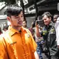 Pedangdut Septyan Arochman alias Daffa bersama tersangka lain dihadirkan dalam rilis narkoba di Ditresnarkoba Polda Metro Jaya, Senin (7/10/2019). Daffa ditangkap di wilayah Tanah Abang, pada Sabtu (5/10) dini hari dengan barang bukti satu bungkus sabu seberat 0,73 gram. (Liputan6.com/Faizal Fanani)