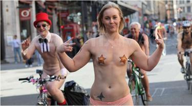 Gila Di 7 Tempat Wisata Dunia Ini Pengunjung Diharuskan Telanjang Bulat Lifestyle Fimela Com Reaksi melihat kehidupan di hutan tanpa busana. pengunjung diharuskan telanjang bulat