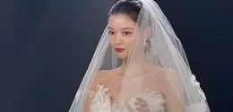 Kim Yoo-jung memainkan peran Baek Ah-jin dalam serial asli TVING Dear X. Dalam episode berikutnya ia pun telah menikah. [@you_r_love]