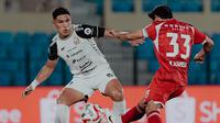 Gelandang Persija Jakarta, Sousa, mengadang bek Persijap Jepara, Wahyudi Hamisi pada duel pekan ke-31 BRI Super League 2025/2026 di Stadion Gelora Bumi Kartini (GBK), Jepara, Senin (4/5/2026) malam WIB. (Instagram Persija)
