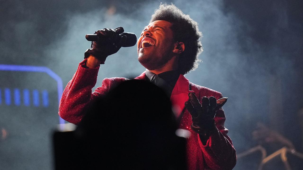 The Weeknd saat tampil di Super Bowl 2021 Halftime Show. (AP Photo/David J. Phillip)