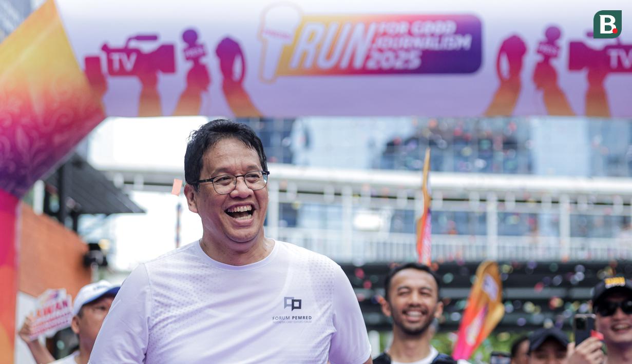 <p>Ekspresi bahagia Menteri Keuangan, Purbaya Yudhi Sadewa, setelah melewati garis finis dalam ajang Run for Journalism 2025 yang berlangsung di Unika Atma Jaya, Jakarta, Minggu (16/11/2025). (Bola.com/Bagaskara Lazuardi)</p>