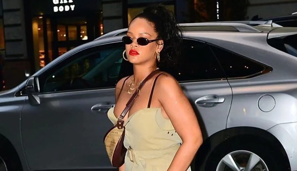 "Sudah lama sejak Chris menghancurkan hatinya dan Rihanna kini sudah move on," lanjut sumber. (instagram/badgirlriri)