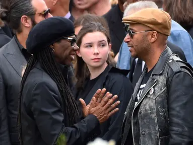 Gitaris Tom Morello berbincang dengan Nile Rodgers di pemakaman Chris Cornell di Hollywood Forever Cemetery di Los Angeles, AS (26/5). Chriss Cornell, vokalis dari Soundgarden meninggal pada Kamis (18/5/2017). (Photo by Chris Pizzello/Invision/AP)