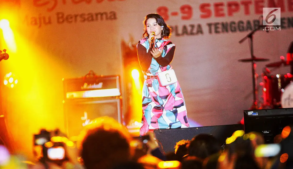 Penyanyi jazz Andien Aisyah tampil di panggung Jak-Japan Matsuri 2018 di Plaza Tenggara, Senayan, Jakarta, Sabtu (8/9). Penampilan Andien dimeriahkan dengan kerlap-kerlip lampu panggung. (Liputan6.com/Faizal Fanani)