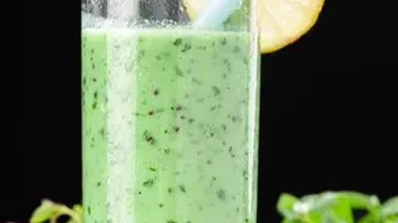 1. Jus Hijau: Buah Nanas, Timun, dan Bayam