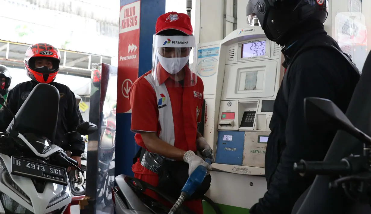 Petugas SPBU menggunakan alat pelindung wajah saat melayani pengendara di SPBU 31-164-01, Margonda, Depok, Jawa Barat, Jumat (8/5/2020). Penggunaan alat pelindung wajah merupakan upaya untuk melindungi diri dalam pencegahan penyebaran virus COVID-19. (Liputan6.com/Helmi Fithriansyah)