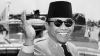 Presiden Republik Indonesia Achmed Sukarno melambai saat tiba di Washington DC untuk kunjungan resmi,17 Mei 1956. Sukarno adalah presiden pertama Indonesia yang diberi kemerdekaan pada tahun 1945. (AFP PHOTO / INTERNATIONAL NEWS FOTO / DOUG CHEVALIER)