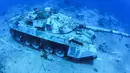Sebuah tank tempur Angkatan Bersenjata Yordania yang tenggelam di dasar laut Laut Merah di lepas pantai kota pelabuhan selatan Aqaba, pada 23 Juli 2019. Kendaraan tempur ini menjadi bagian dari museum militer bawah laut yang baru. (Aqaba Special Economic Zone Authority / AFP)