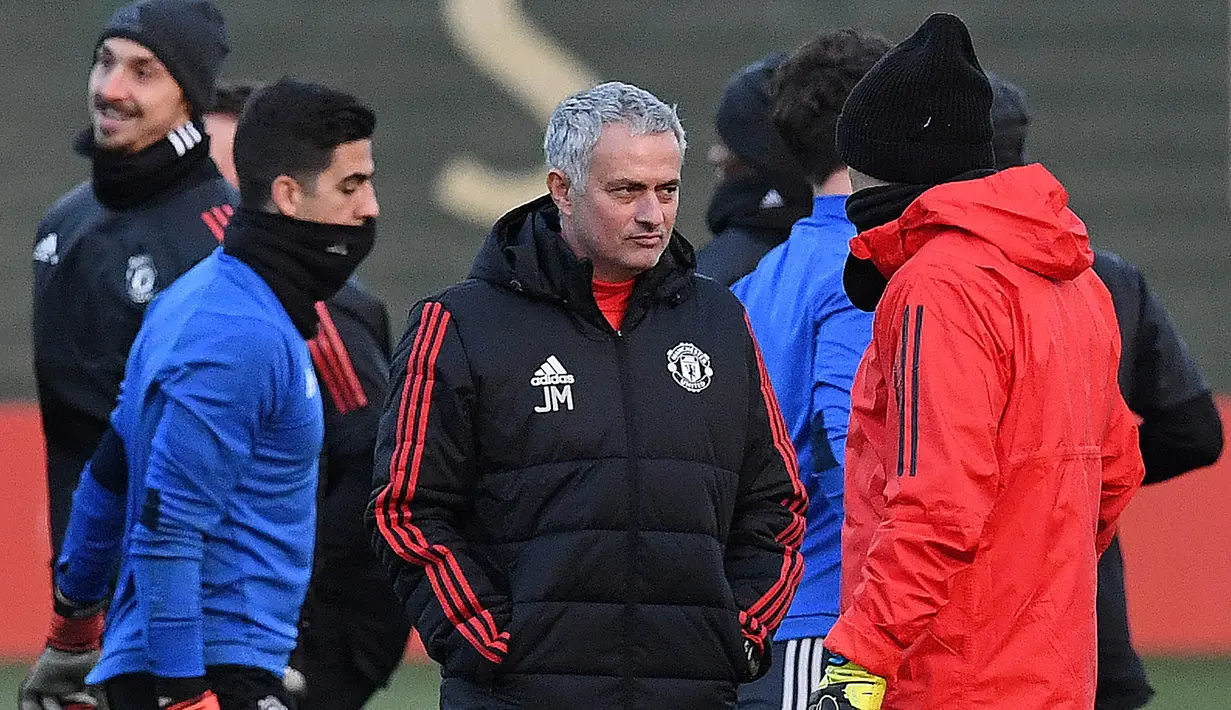 Pelatih Manchester United, Jose Mourinho, memimpin sesi latihan jelang laga Liga Champions di Manchester, Senin (4/12/2017). Manchester United akan berhadapan dengan CSKA Moscow. (AFP/Paul Ellis)