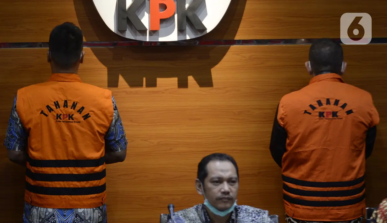 Mantan Sekretaris MA Nurhadi (belakang kanan) dan menantunya Rezky Hebriyono (belakang kiri) dihadirkan dalam konferensi pers di Gedung KPK, Jakarta, Selasa (2/6/2020). KPK resmi menahan Nurhadi dan Rezky terkait kasus dugaan suap pengurusan perkara di MA Tahun 2011-2016. (merdeka.com/Dwi Narwoko)