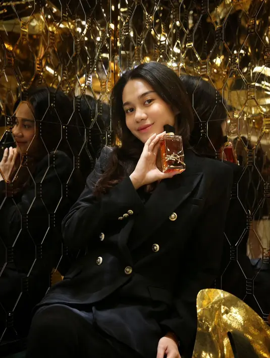 Azizah Salsha tampil elegan dengan velvet oversize blazzer dan riasan natural. Anggun! / Foto: Adrian - Fimela.com.