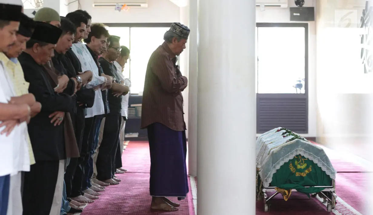 Almarhum anak ketiga Ahmad Albar, Faldy Albar saat disalatkan sebelum dimakamkan di TPU Tanah Kusir, Jakarta, Kamis (30/8). Diketahui, Faldy Albar meninggal pada usia 36 tahun di Rumah Sakit Abdi Waluyo. (Liputan6.com/Faizal Fanani)