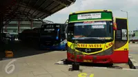 Sejumlah bus terparkir menunggu keberangkatan di Terminal Pulo Gebang, Jakarta Timur, Kamis (20/4). Pembenahan fasilitas Terminal Pulogebang tersebut untuk memberikan pelayanan maksimal saat arus mudik Lebaran tahun 2017. (Liputan6.com/Gempur M Surya)