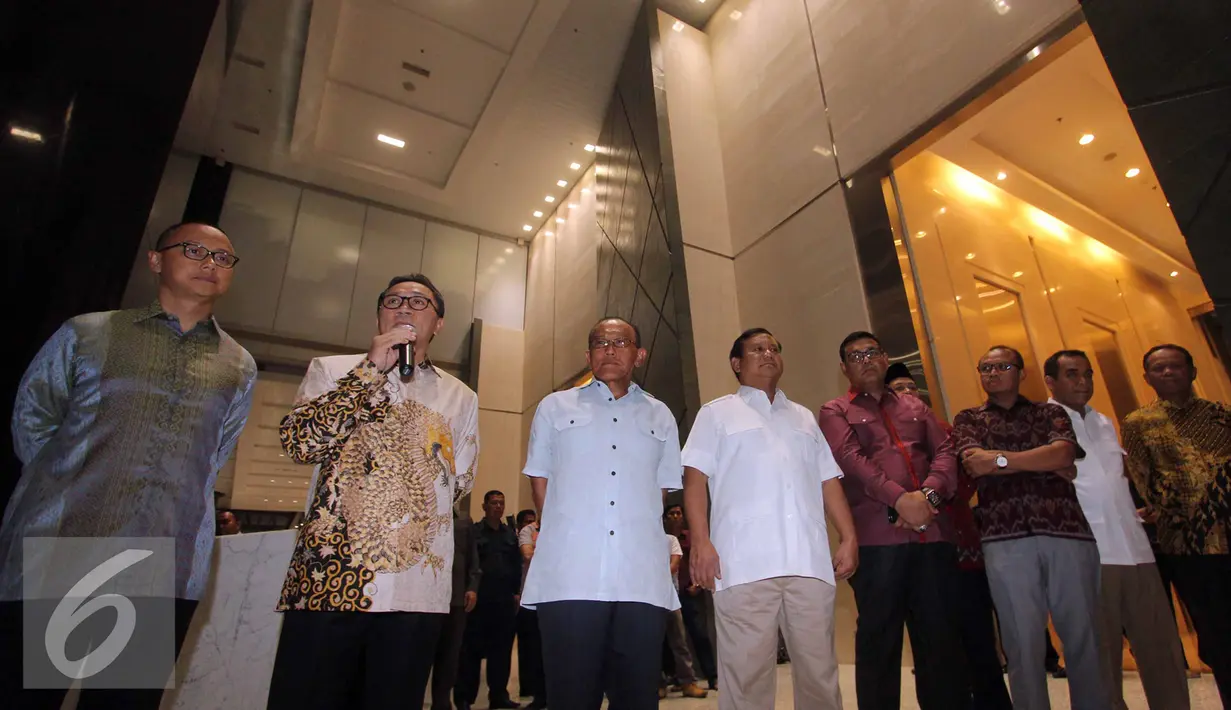 Zulkifli Hasan memberikan keterangan pers usai melakukan pertemuan tertutup KMP, Jakarta, Kamis (3/9/2015). Zulkifli Hasan menjelaskan bergabungnya PAN dengan Pemerintah untuk memperbaiki situasi ekonomi Indonesia. (Liputan6.com/Helmi Afandi)