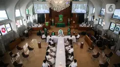 Suasana Ibadah Perjamuan Kudus tatap muka pertama di Gereja Protestan Indonesia Bagian Barat (GPIB) Effatha, Jakarta, Minggu (3/10/2021). Ibadah tatap muka ini berlangsung setelah DKI Jakarta menurunkan status PPKM dari Level 4 menjadi level 3. (Liputan6.com/Johan Tallo)