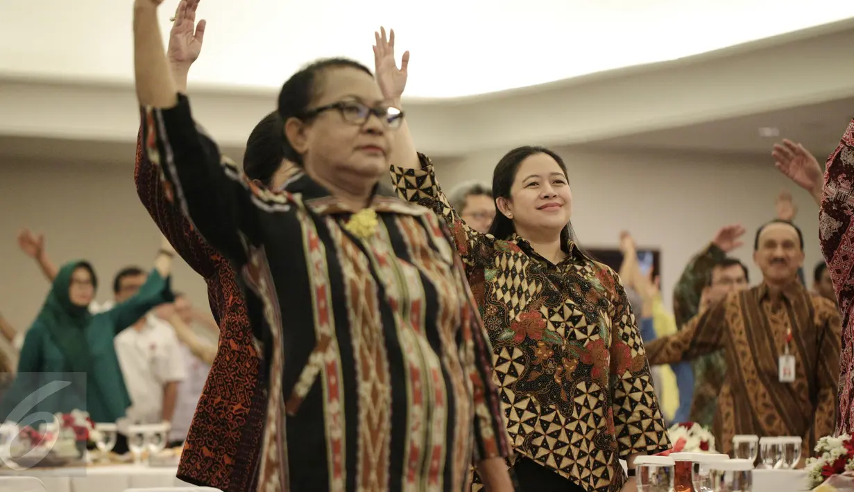 Menko PMK Puan Maharani bersama sejumlah menteri dan para undangan melakukan senam peregangan otot sebelum membuka rangkaian acara Gerakan Masyarakat Hidup Sehat (Germas) di Kantor Kemenko PMK, Jakarta, Rabu (22/2). (Liputan6.com/Faizal Fanani)