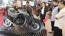 Pengunjung melihat pameran Indonesia Motorcycle Show (IMOS) 2018 di JCC, Jakarta, Rabu (31/10). Pameran ini ditargetkan menjadi barometer bagi para pelaku industri, komunitas sepeda motor, dan konsumen. (Liputan6.com/Angga Yuniar)