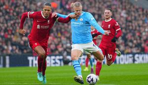 Pemain Liverpool, Virgil van Dijk (kiri) mencoba menghentikan pemain Manchester City Erling Haaland selama pertandingan sepak bola Liga Premier Inggris di Stadion Anfield, Liverpool, Inggris, Minggu, 10 Maret 2024. (AP Photo/Jon Super)