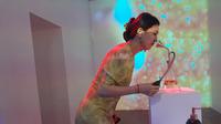 Menapaki perjalanan sensori yang membentang dari aroma-aroma akrab di rumah hingga wewangian eksotis dan futuristik dalam fragrance sensorium di Art:1 New Museum, Jakarta bertajuk Connect:Future You.