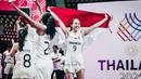 Timnas basket 3x3 putri Indonesia berhasil mengukir sejarah di SEA Games 2025. Untuk pertama kalinya Indonesia merebut medali emas. Agustin Gradita Retong dan kawan-kawan menjadi juara usai menang 20-18 atas tuan rumah Thailand di laga final yang berlangsung di Stadion Nimibutr, Bangkok, Kamis (11/12/2025) petang WIB. (Dok. Perbasi/Ariya Kurniawan)