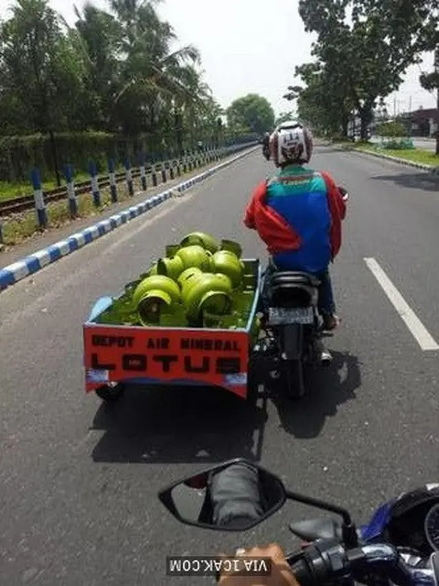 6 Kelakuan Bapak-Bapak Bawa Tabung Gas Pakai Motor Ini Bikin Heran